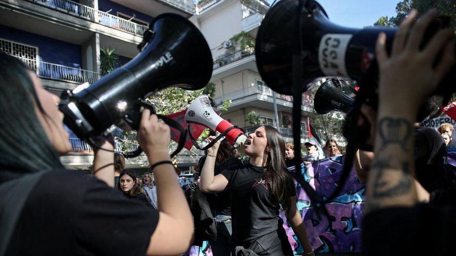 Para pengunjuk rasa meneriakkan slogan-slogan melalui pengeras suara dalam sebuah aksi protes mahasiswa menentang kebijakan pendidikan pemerintah Italia di Roma, Italia, 16 Oktober 2026. Para pengunjuk rasa meneriakkan slogan-slogan melalui pengeras suara dalam sebuah aksi protes mahasiswa menentang kebijakan pendidikan pemerintah Italia di Roma, Italia, 16 Oktober 2026.