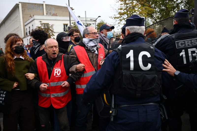 Para siswa sekolah menengah di Prancis berhadapan dengan polisi antihuru-hara CRS saat melakukan aksi duduk untuk memblokir jalan di dekat SMA Lycee Helene-Boucher di Paris. Aksi ini merupakan bagian dari gerakan protes yang terus berlangsung, yang menuntut perbaikan kondisi sekolah serta tindakan dari pemerintah, di Prancis, pada 16 Oktober 2026. (REUTERS/Sarah Meyssonnier)