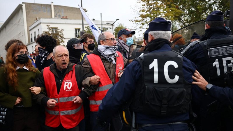 Para siswa sekolah menengah, orang tua, dan guru di Prancis berhadapan dengan polisi antihuru-hara CRS saat memblokir jalan di dekat sekolah menengah Lycée Hélène-Boucher di Paris, sebagai bagian dari gerakan protes yang terus berlangsung untuk menuntut kondisi sekolah yang lebih baik serta tindakan dari pemerintah, di Prancis, 16 Oktober 2026.