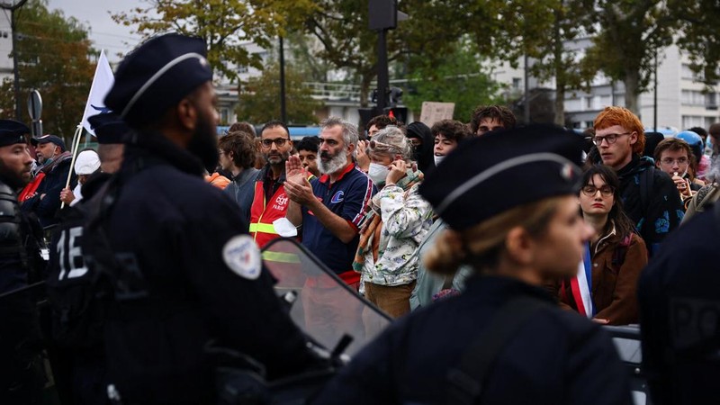 Para siswa sekolah menengah, orang tua, dan guru di Prancis membentuk rantai manusia sambil berhadapan dengan polisi antihuru-hara CRS saat memblokir jalan di dekat sekolah menengah Lycée Hélène-Boucher di Paris. Aksi ini merupakan bagian dari gerakan protes yang terus berlangsung, yang menuntut perbaikan kondisi sekolah serta tindakan nyata dari pemerintah, di Prancis, 16 Oktober 2026.