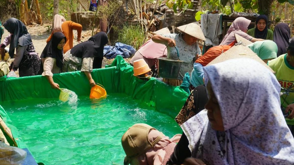 Legislator Gerindra Salurkan Bantuan Air Bersih untuk Warga Jatisari Tuban — NadiKabar.com