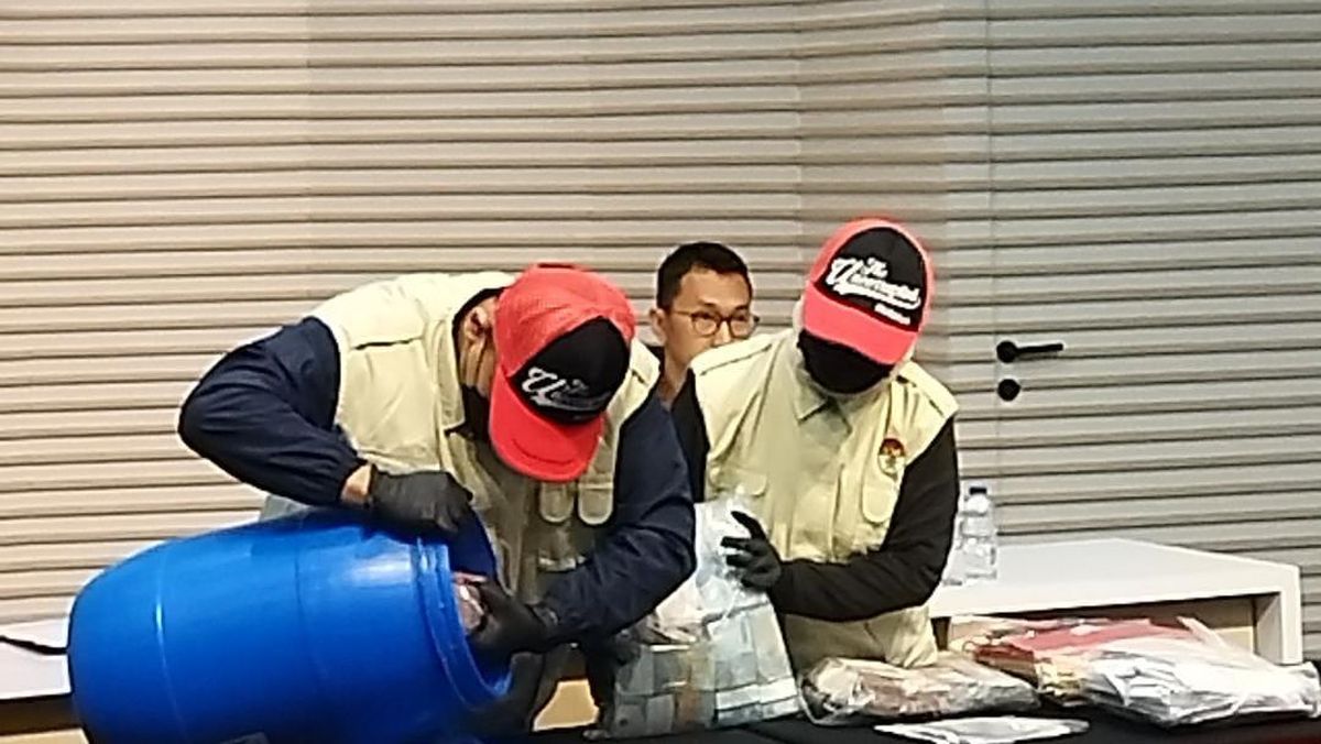 Penampakan Tong Biru Isi Rp 934 Juta dari OTT Bupati Klaten — NadiKabar.com