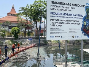 133 Ton Sampah Dominan Popok Diangkut dari Kali Tebu Surabaya