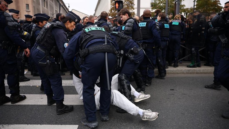 Polisi antihuru-hara Prancis menangkap seorang pengunjuk rasa saat berhadapan dengan para siswa sekolah menengah, orang tua, dan guru yang memblokir jalan di dekat SMA Lycee Helene-Boucher di Paris. Aksi ini merupakan bagian dari gerakan protes yang terus berlangsung, menuntut kondisi sekolah yang lebih baik serta tindakan dari pemerintah, di Prancis, 16 Oktober 2026.