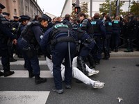 Polisi antihuru-hara Prancis menangkap seorang pengunjuk rasa saat berhadapan dengan para siswa sekolah menengah, orang tua, dan guru yang memblokir jalan di dekat SMA Lycee Helene-Boucher di Paris. Aksi ini merupakan bagian dari gerakan protes yang