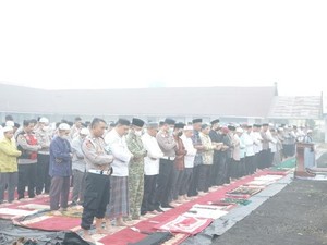 Polres Barsel Salat Istisqa Minta Hujan Saat Kabut Asap Karhutla Melanda