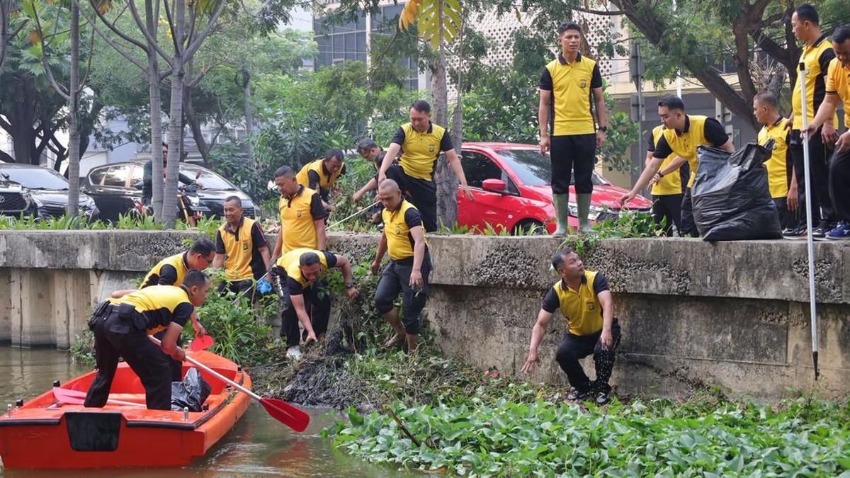 Aksi Green Policing Polrestro Bekasi Kota Bersih-bersih Kali Baru — NadiKabar.com