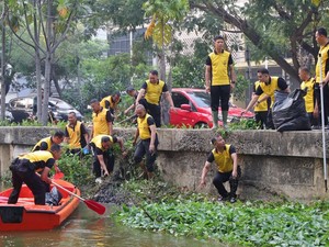 Aksi Green Policing Polrestro Bekasi Kota Bersih-bersih Kali Baru