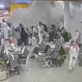 Rekaman CCTV menunjukkan reaksi orang-orang terhadap serangan di Bandara Internasional Abha, di Abha, Provinsi Asir, Arab Saudi, dalam cuplikan layar dari video yang dirilis pada Kamis (15/10/2026). (via REUTERS/SAUDI TV)
