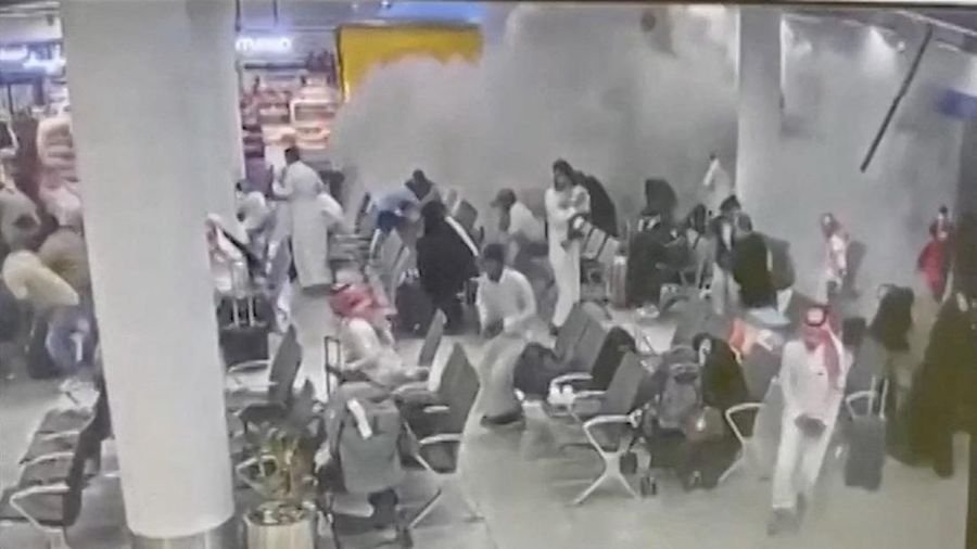 Rekaman CCTV menunjukkan reaksi orang-orang terhadap serangan di Bandara Internasional Abha, di Abha, Provinsi Asir, Arab Saudi, dalam cuplikan layar dari video yang dirilis pada Kamis (15/10/2026). (via REUTERS/SAUDI TV)