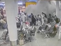 Rekaman CCTV menunjukkan reaksi orang-orang terhadap serangan di Bandara Internasional Abha, di Abha, Provinsi Asir, Arab Saudi, dalam cuplikan layar dari video yang dirilis pada Kamis (15/10/2026). (via REUTERS/SAUDI TV)