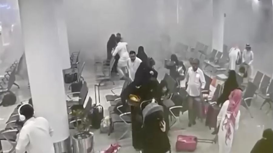 Rekaman CCTV menunjukkan reaksi orang-orang terhadap serangan di Bandara Internasional Abha, di Abha, Provinsi Asir, Arab Saudi, dalam cuplikan layar dari video yang dirilis pada Kamis (15/10/2026). (Tangkapan Layar Video/REUTERS)