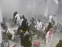 Rekaman CCTV menunjukkan reaksi orang-orang terhadap serangan di Bandara Internasional Abha, di Abha, Provinsi Asir, Arab Saudi, dalam cuplikan layar dari video yang dirilis pada Kamis (15/10/2026). (Tangkapan Layar Video/REUTERS)