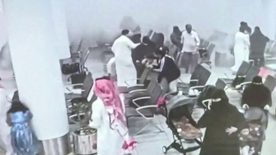 Rekaman CCTV menunjukkan reaksi orang-orang terhadap serangan di Bandara Internasional Abha, di Abha, Provinsi Asir, Arab Saudi, dalam cuplikan layar dari video yang dirilis pada Kamis (15/10/2026). (AFPTV / AFP)