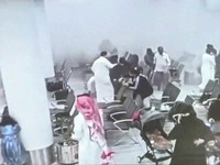 Rekaman CCTV menunjukkan reaksi orang-orang terhadap serangan di Bandara Internasional Abha, di Abha, Provinsi Asir, Arab Saudi, dalam cuplikan layar dari video yang dirilis pada Kamis (15/10/2026). (AFPTV / AFP)