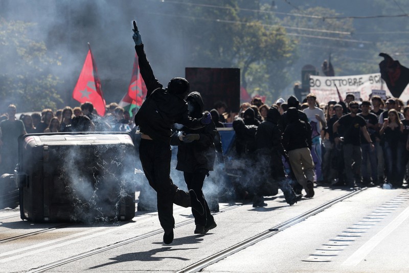 Para pengunjuk rasa membawa spanduk yang menyerukan pemogokan umum pada tanggal 30 Oktober saat mereka berpawai dalam sebuah aksi protes mahasiswa di Roma, Italia, pada 16 Oktober 2026. (REUTERS/Francesco Fotia)
