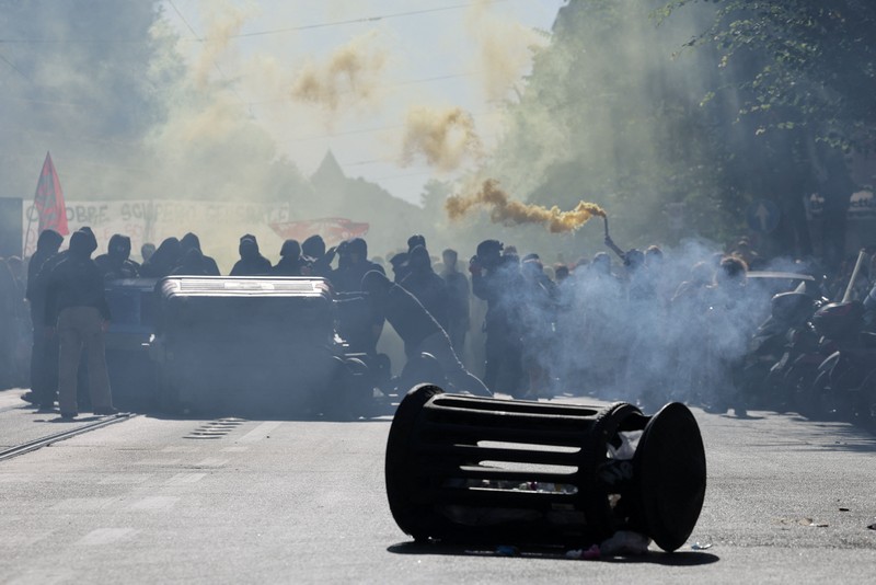 Para pengunjuk rasa membawa spanduk yang menyerukan pemogokan umum pada tanggal 30 Oktober saat mereka berpawai dalam sebuah aksi protes mahasiswa di Roma, Italia, pada 16 Oktober 2026. (REUTERS/Francesco Fotia)