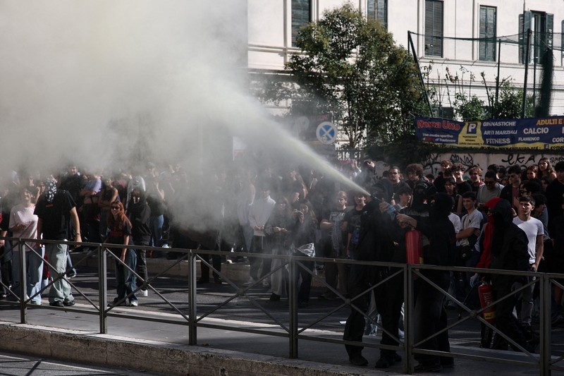 Para pengunjuk rasa membawa spanduk yang menyerukan pemogokan umum pada tanggal 30 Oktober saat mereka berpawai dalam sebuah aksi protes mahasiswa di Roma, Italia, pada 16 Oktober 2026. (REUTERS/Francesco Fotia)