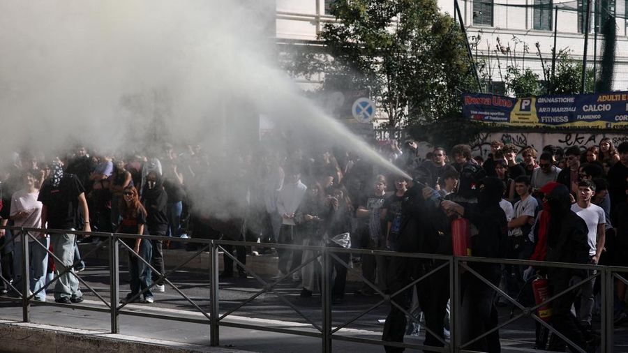 Seorang pengunjuk rasa yang mengenakan topeng menyemprotkan alat pemadam api di tengah bentrokan antara pengunjuk rasa dan polisi dalam sebuah aksi protes mahasiswa di Roma, Italia, pada 16 Oktober 2026. Seorang pengunjuk rasa yang mengenakan topeng menyemprotkan alat pemadam api di tengah bentrokan antara pengunjuk rasa dan polisi dalam sebuah aksi protes mahasiswa di Roma, Italia, pada 16 Oktober 2026.