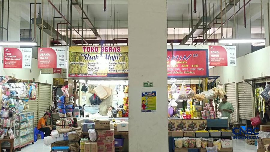 Suasana pasar sembako di Pasar Rumput, Jakarta Selatan, Jumat (16/10/2026) (CNBC Indonesia/ Martyasari Rizky)