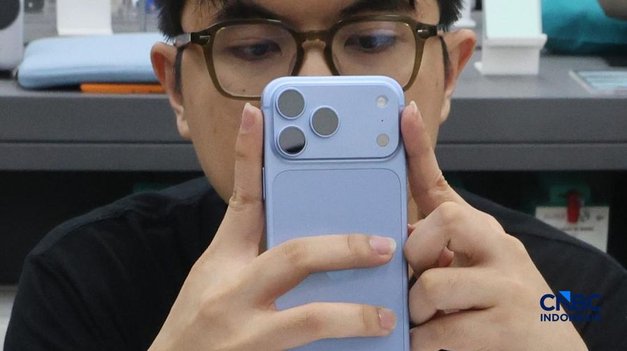 Suasana penjualan iPhone18 Series di hello store Grand Indonesia, Jakarta, Jumat (16/10/2026). (CNBC Indoensia/Muhammad Sabki)