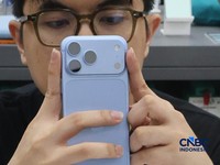 Suasana penjualan iPhone18 Series di hello store Grand Indonesia, Jakarta, Jumat (16/10/2026). (CNBC Indoensia/Muhammad Sabki)