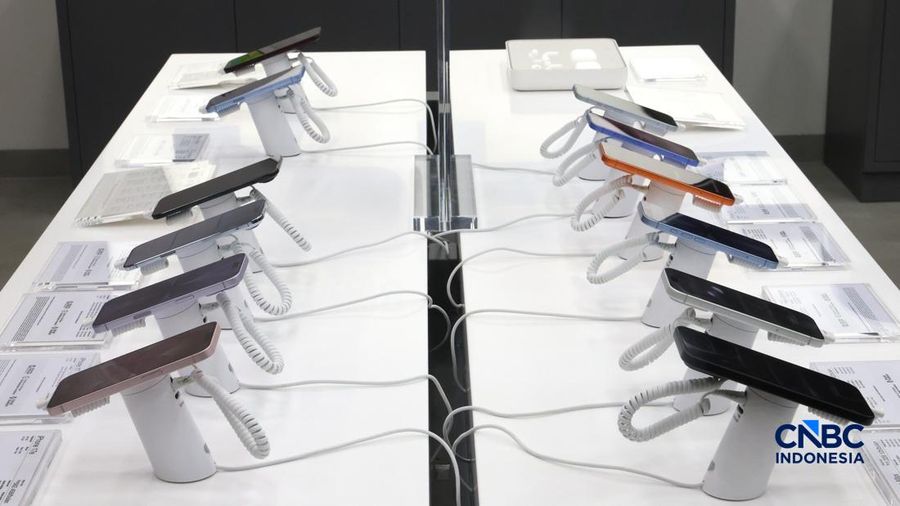 Suasana penjualan iPhone 18 Series di hello store Grand Indonesia, Jakarta, Jumat (16/10/2026). (CNBC Indoensia/Muhammad Sabki)