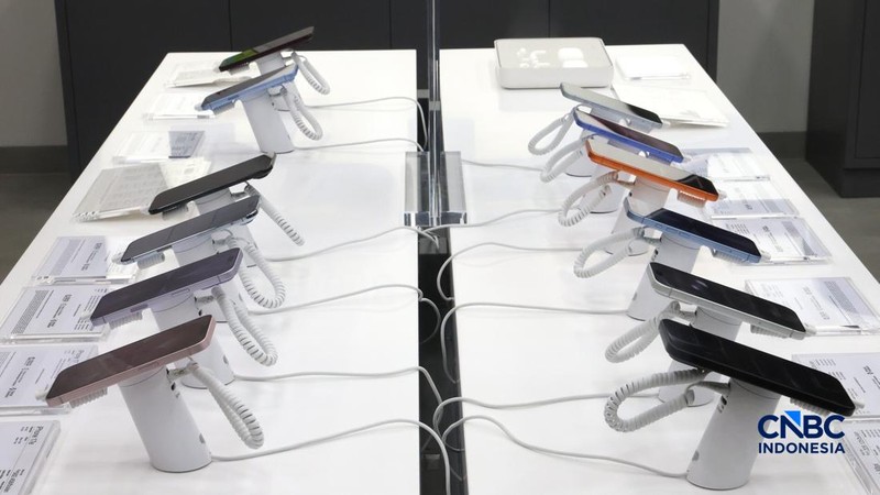 Suasana penjualan iPhone 18 Series di hello store Grand Indonesia, Jakarta, Jumat (16/10/2026). (CNBC Indoensia/Muhammad Sabki)