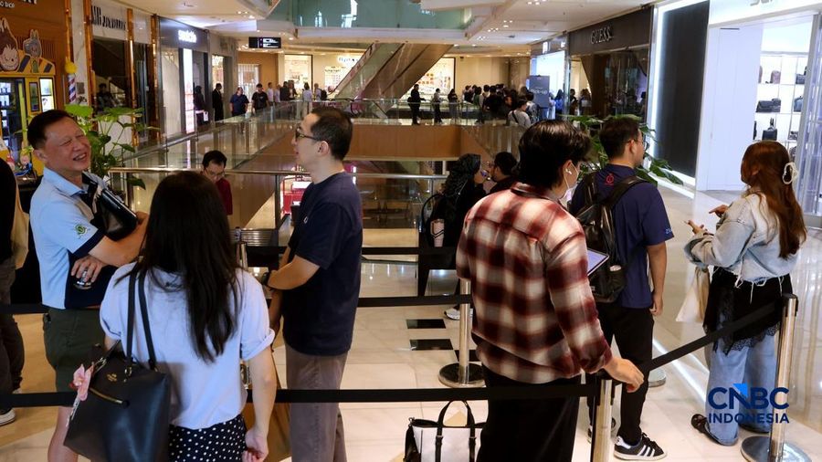 Suasana penjualan iPhone 18 Series di hello store Grand Indonesia, Jakarta, Jumat (16/10/2026). (CNBC Indoensia/Muhammad Sabki)