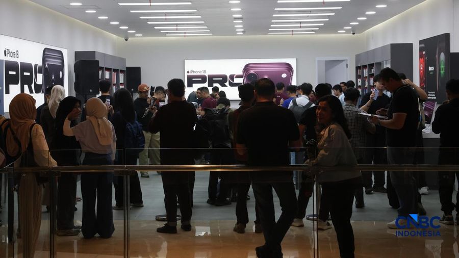 Suasana penjualan iPhone 18 Series di hello store Grand Indonesia, Jakarta, Jumat (16/10/2026). (CNBC Indoensia/Muhammad Sabki)