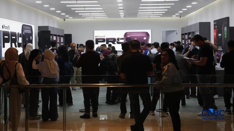 Suasana penjualan iPhone 18 Series di hello store Grand Indonesia, Jakarta, Jumat (16/10/2026). (CNBC Indoensia/Muhammad Sabki)