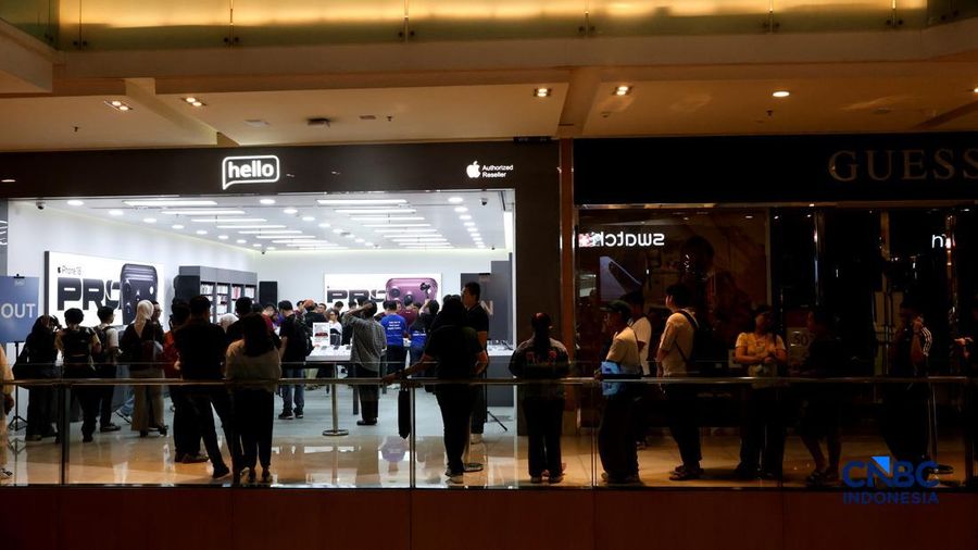 Suasana penjualan iPhone 18 Series di hello store Grand Indonesia, Jakarta, Jumat (16/10/2026). (CNBC Indoensia/Muhammad Sabki)