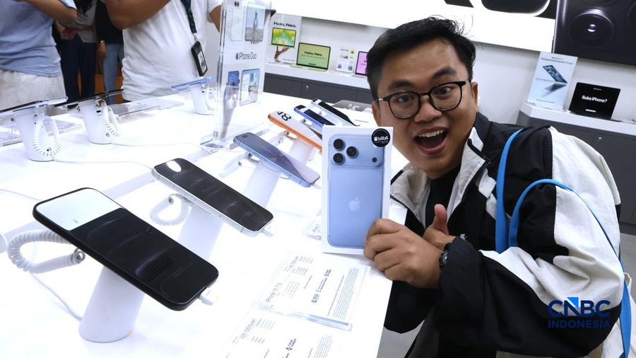 Suasana penjualan iPhone 18 Series di hello store Grand Indonesia, Jakarta, Jumat (16/10/2026). (CNBC Indoensia/Muhammad Sabki)