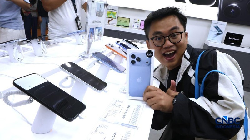 Suasana penjualan iPhone 18 Series di hello store Grand Indonesia, Jakarta, Jumat (16/10/2026). (CNBC Indoensia/Muhammad Sabki)