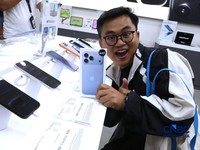 Pembeli Pertama iPhone 18, Warga Ini Antre dari Tengah Malam