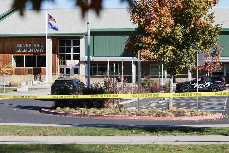Suasana setelah penembakan di Sekolah Dasar Silver Rail di Bend, Oregon, Amerika Serikat (AS), Kamis (15/10/2026). (REUTERS/Rob Kerr)