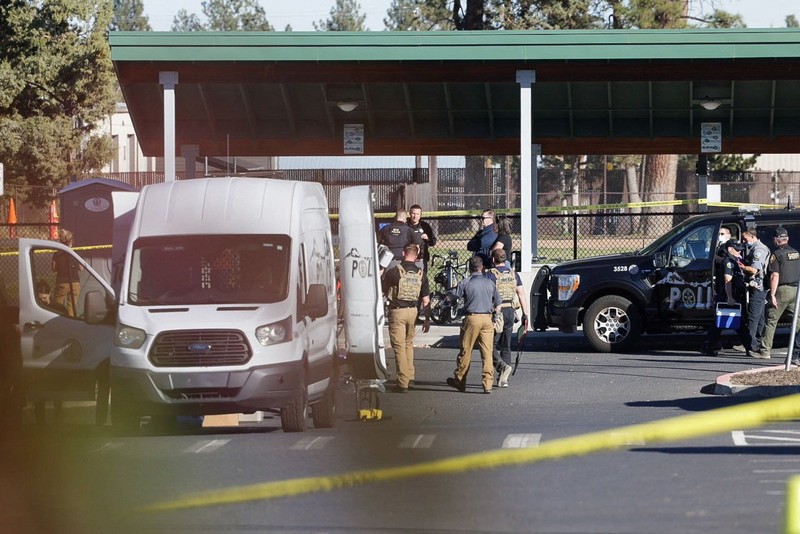 Suasana setelah penembakan di Sekolah Dasar Silver Rail di Bend, Oregon, Amerika Serikat (AS), Kamis (15/10/2026). (REUTERS/Rob Kerr)