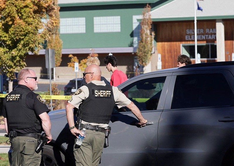 Suasana setelah penembakan di Sekolah Dasar Silver Rail di Bend, Oregon, Amerika Serikat (AS), Kamis (15/10/2026). (REUTERS/Rob Kerr)