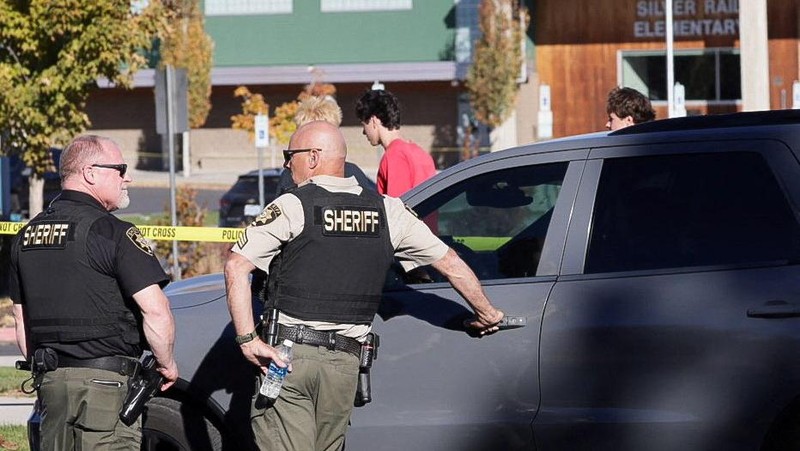 Suasana setelah penembakan di Sekolah Dasar Silver Rail di Bend, Oregon, Amerika Serikat (AS), Kamis (15/10/2026). (REUTERS/Rob Kerr)
