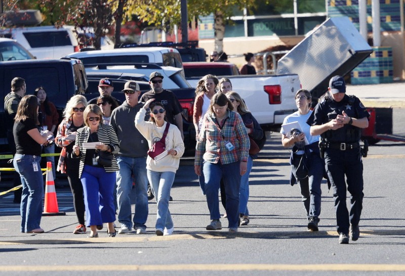 Suasana setelah penembakan di Sekolah Dasar Silver Rail di Bend, Oregon, Amerika Serikat (AS), Kamis (15/10/2026). (REUTERS/Rob Kerr)