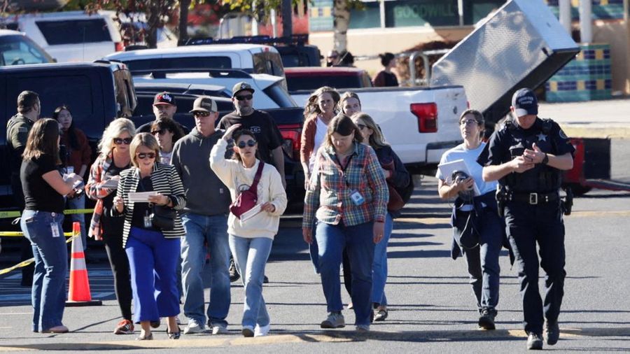 Suasana setelah penembakan di Sekolah Dasar Silver Rail di Bend, Oregon, Amerika Serikat (AS), Kamis (15/10/2026). (REUTERS/Rob Kerr)