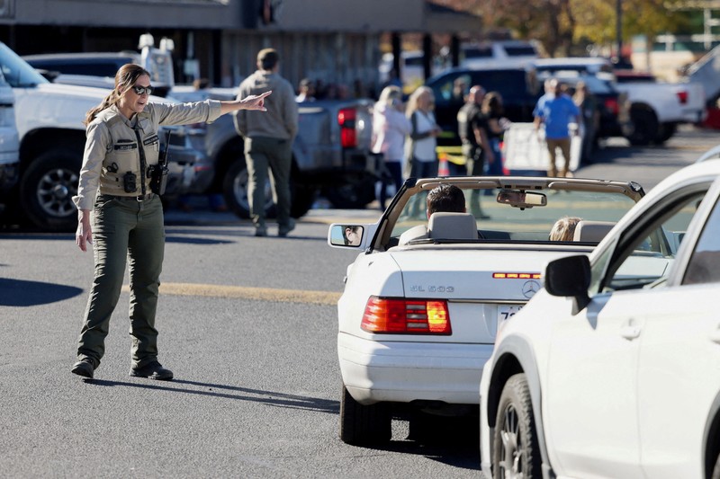 Suasana setelah penembakan di Sekolah Dasar Silver Rail di Bend, Oregon, Amerika Serikat (AS), Kamis (15/10/2026). (REUTERS/Rob Kerr)