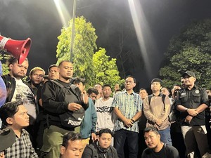 Geruduk Wisma PSIM, Suporter Desak Van Gastel Out