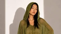 Mau Liburan ke Pantai? Ini Ide Outfit Pakai Poncho Rajut Off-Shoulder