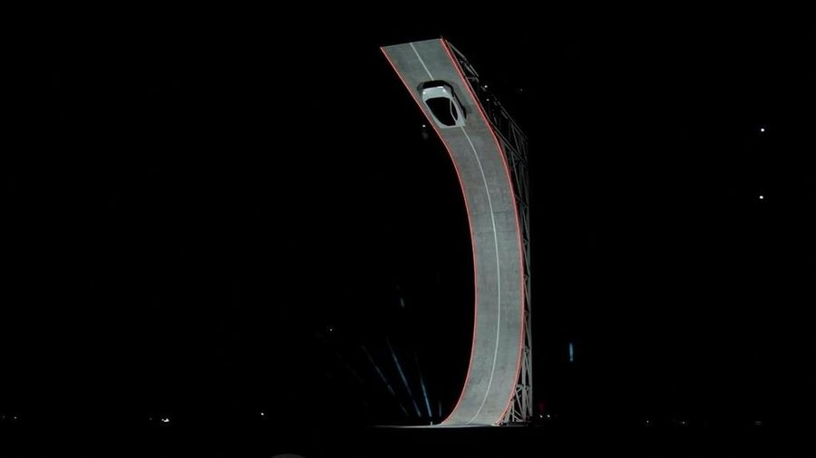 Tesla meluncurkan Roadster yang telah lama tertundahampir satu dekade setelah pertama kali memperkenalkan versi generasi penerus dari mobil sport listrik orisinalnyadalam sebuah acara peluncuran di Waco, Texas, AS, pada 15 Oktober 2026; gambar ini me