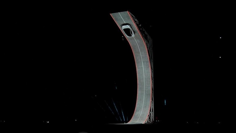 Tesla meluncurkan Roadster yang telah lama tertundahampir satu dekade setelah pertama kali memperkenalkan versi generasi penerus dari mobil sport listrik orisinalnyadalam sebuah acara peluncuran di Waco, Texas, AS, pada 15 Oktober 2026; gambar ini me