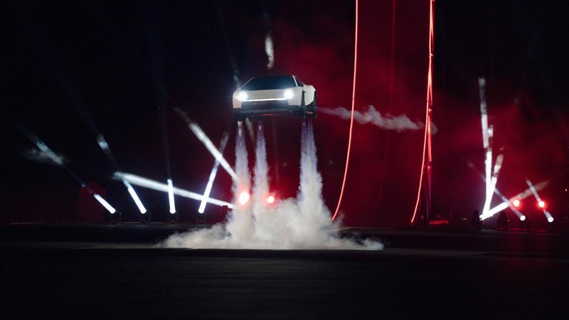 Tesla memperkenalkan generasi terbaru mobil sport listrik Roadster yang dilengkapi pendorong bergaya roket pada Kamis (15/10/2026).