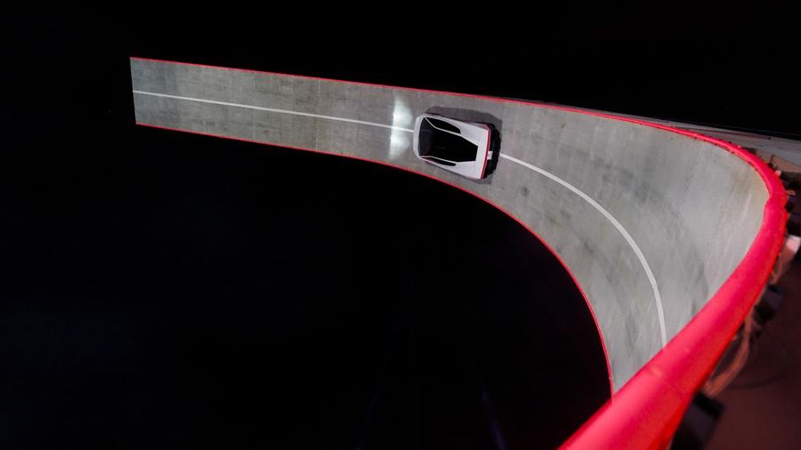 Tesla memperkenalkan generasi terbaru mobil sport listrik Roadster yang dilengkapi pendorong bergaya roket pada Kamis (15/10/2026).