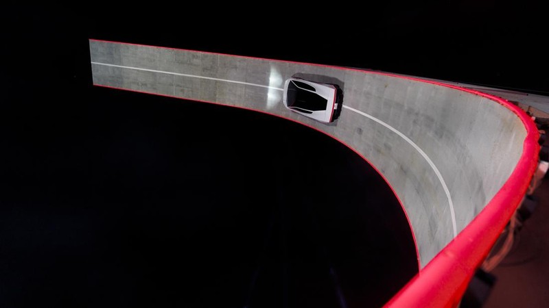 Tesla memperkenalkan generasi terbaru mobil sport listrik Roadster yang dilengkapi pendorong bergaya roket pada Kamis (15/10/2026).
