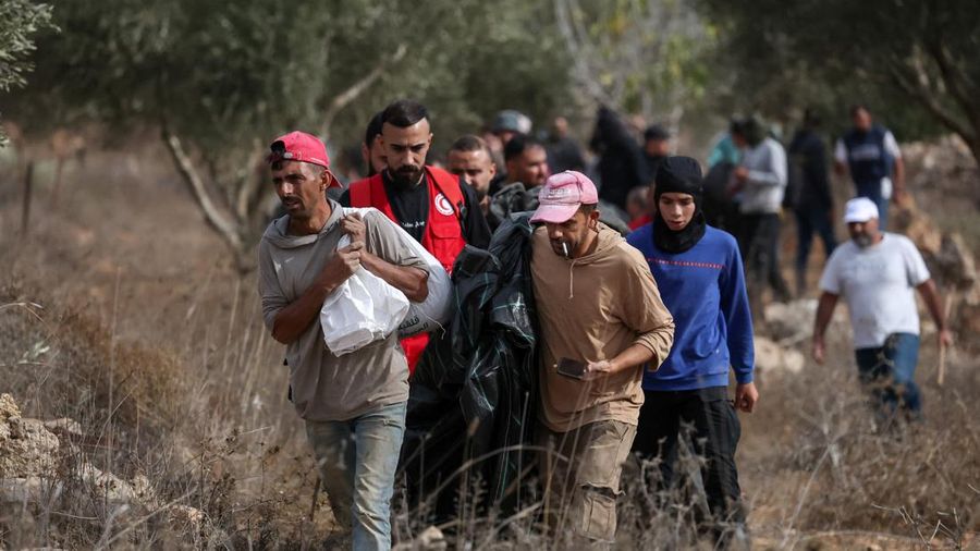 Warga Palestina berjalan di tengah bentrokan dengan para pemukim Israel saat musim panen zaitun, di Abu Falah dekat Ramallah di Tepi Barat yang diduduki Israel, 16 Oktober 2026.